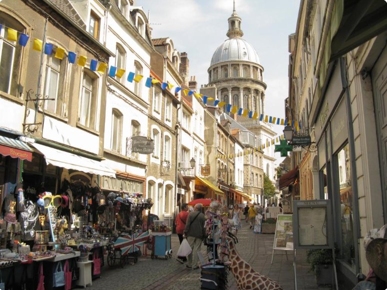 Vue sur la Basilique Notre-Dame et son dôme depuis la rue de la Balance, Haute-Ville de Boulogne-sur-Mer