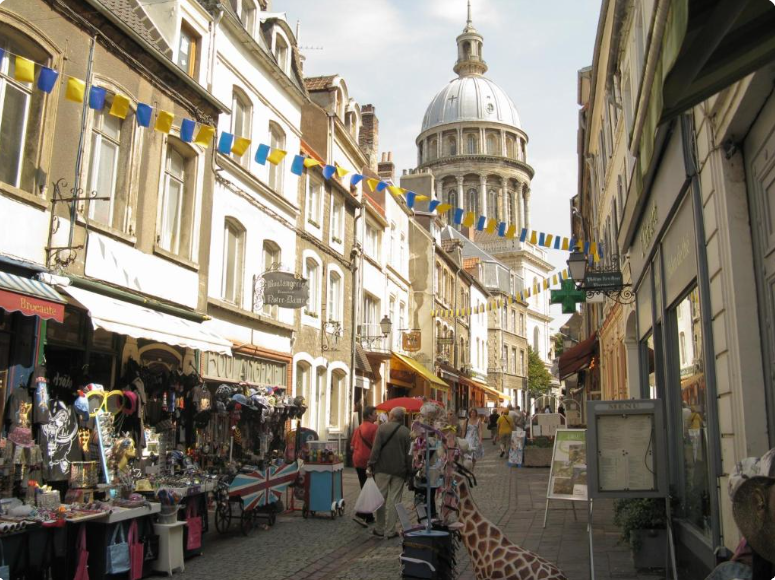 Vue sur la Basilique Notre-Dame et son dôme depuis la rue de la Balance, Haute-Ville de Boulogne-sur-Mer