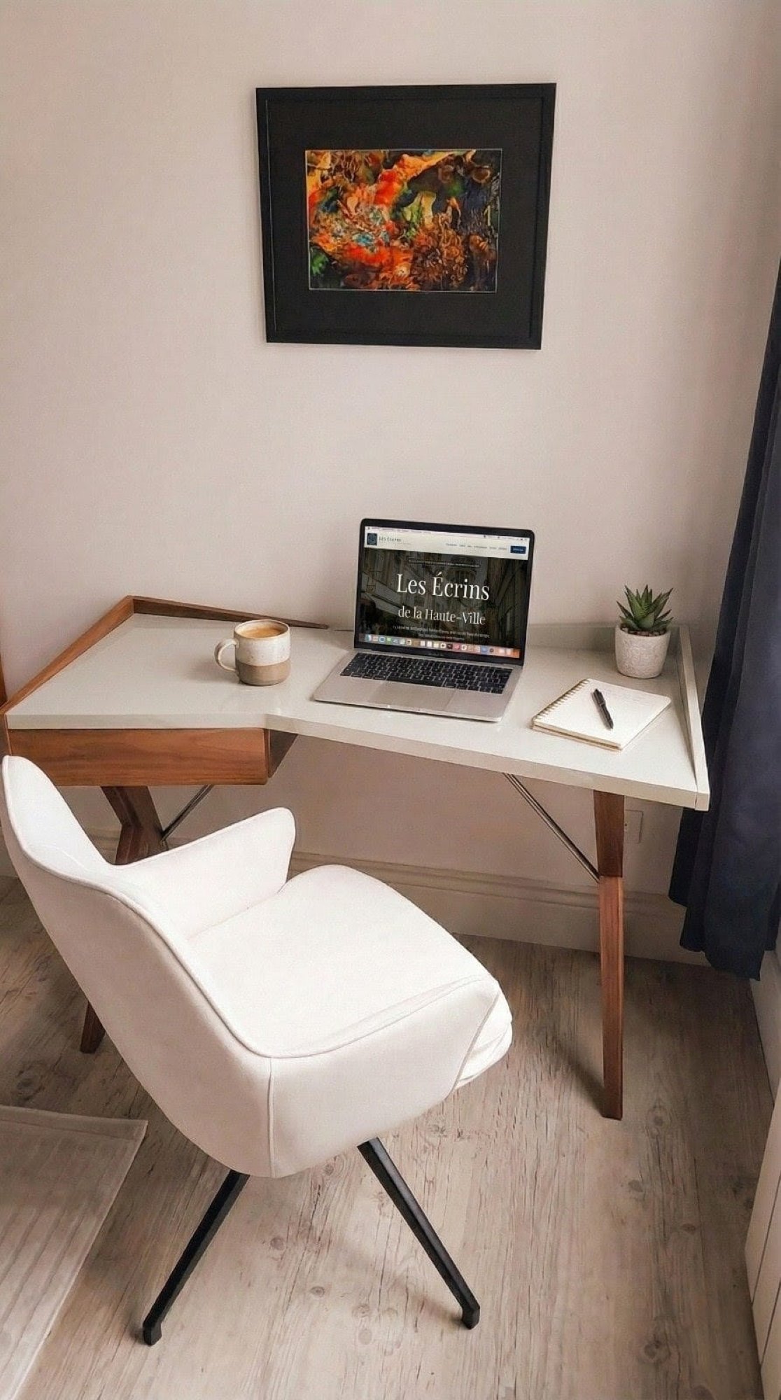 Espace de travail design avec bureau scandinave et WiFi Fibre
