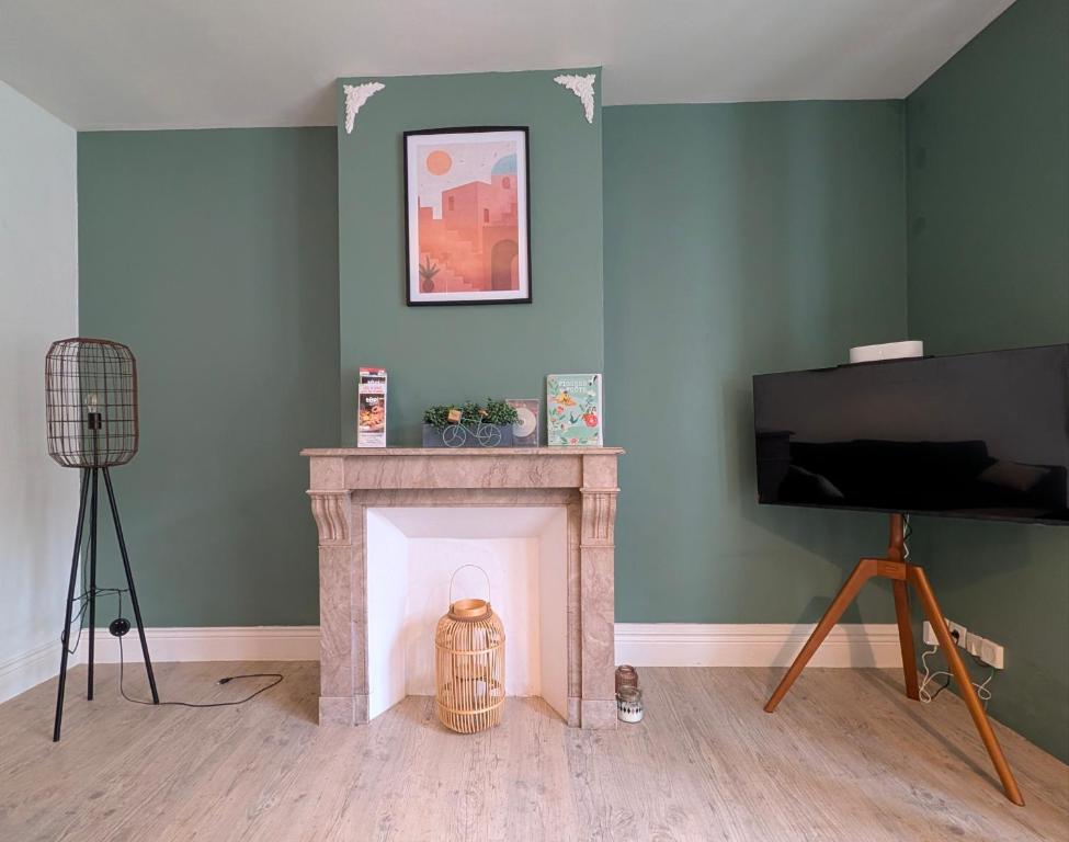 Salon avec cheminée décorative et TV 4K